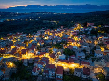 Nymfes köyünün havadan görünüşü gece karanlık ormanla buluşması, Yunanistan 'ın Korfu adasında huzurlu seyahat manzarası