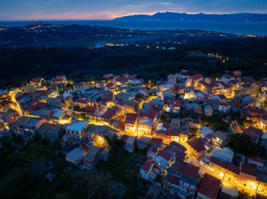 Geceleri zeytin ağaçlarıyla çevrili Nemfes köyünün panoramik hava manzarası, Yunanistan 'ın Korfu adasındaki kırsal Yunan manzarası