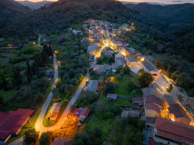 Zygos 'un havadan görünüşü, alacakaranlıkta ışık yollarıyla Corfu.