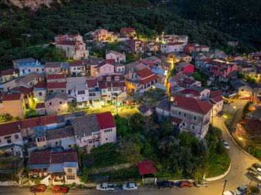 Episkepsi köyü Korfu Yunanistan 'ın akşamları aydınlık dar sokaklarla döşenmiş kiremitli çatılarının tepeden aşağı manzarası