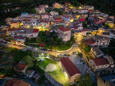 İHA Görünümü Kilise ve Aydınlatılmış Episkepsi Korfu Sokakları Geceleri