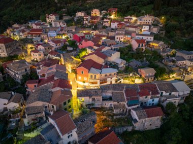 Episkepsi Korfu 'da Aydınlanmış Geleneksel Evlerin Dikey İHA Çekimi