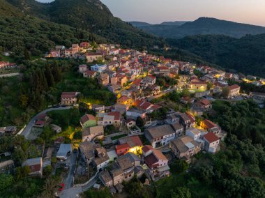 Korfu Yunanistan 'daki Episkepsi Dağı Köyünün Alacakaranlık Havası