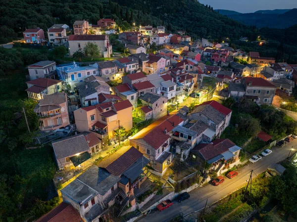 Yunanistan 'ın geleneksel yerleşim yeri Episkepsi' nin hava aracı görüntüsü Corfu 'da alacakaranlıkta mimari ve dolambaçlı yolları gösteriyor
