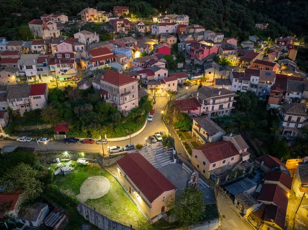 Geleneksel mimari ve ışıkların yer aldığı Korfu Yunanistan 'ın Episkepsi köyünün panoramik hava manzarası