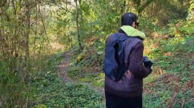 Sırt çantalı Erkek Yürüyüşçü Orman Yolu 'nda Yürüyüş Korfu Doğa' da Açık Hava Macerası Yeşil Orman 'da Yolculuk Etkin Yaşam Tarzı ve Keşif