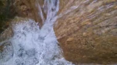 Pürüzsüz tortul kaya oluşumu üzerinden akan temiz suyun yukarıdan aşağı görünümü, Korfu Yunanistan 'daki soyut doğa arka plan dokusu