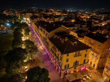 Tarihi Liston binalarının ve Corfu Eski Kasabası 'nın dar sokaklarının insansız hava aracı görüntüleri Kutsal Hafta kutlamaları sırasında geleneksel mor ışıkla aydınlatılıyor.
