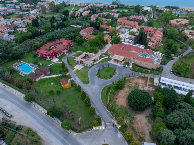 Korfu Yunanistan 'da geniş bir lüks otel tesisinin panoramik manzarasında terracotta çatı binaları bahçeleri ve İyon kıyısı yakınlarındaki yüzme havuzları yer alıyor