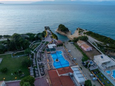 Muhteşem Hava Aracı Panoramik Manzarası Güzel Turkuaz Kıyı Hattı ve Yunanistan 'ın Korfu Adası' ndaki Sandy Sahili Tatil Köyü, İyon Denizi 'ndeki Idyllic Yaz Tatil Yeri Yeşil Tepeler ve Mavi Gökyüzü
