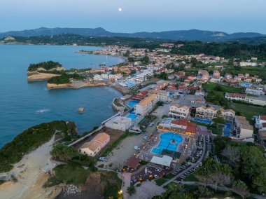 Muhteşem Hava Aracı Panoramik Manzarası Güzel Turkuaz Kıyı Hattı ve Yunanistan 'ın Korfu Adası' ndaki Sandy Sahili Tatil Köyü, İyon Denizi 'ndeki Idyllic Yaz Tatil Yeri Yeşil Tepeler ve Mavi Gökyüzü