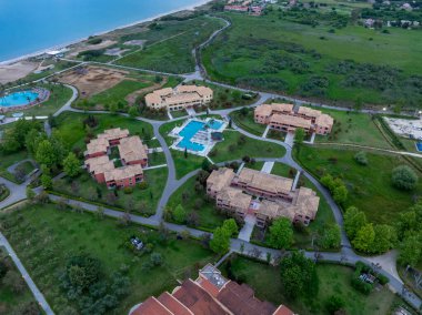 Korfu Adası 'ndaki Deniz Kıyısı yakınlarındaki Yüzme Havuzu ve Bahçeli Büyük Lüks Konaklama Tesisinin Hava Panoramik Manzarası