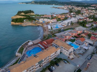 Sidari, Corfu Adası, Yunanistan, Kıyı Kayalıkları ve Yüzücülerle Yaz Seyahat ve Tatil Alanının İkonik Kanal d 'Amour Kaya oluşumları ve Turkuaz İyon Denizi Hava Aracı Görüntüsü