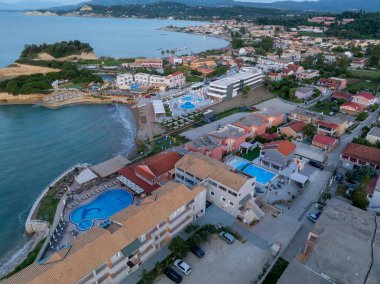 Sidari, Corfu Adası, Yunanistan, Kıyı Kayalıkları ve Yüzücülerle Yaz Seyahat ve Tatil Alanının İkonik Kanal d 'Amour Kaya oluşumları ve Turkuaz İyon Denizi Hava Aracı Görüntüsü