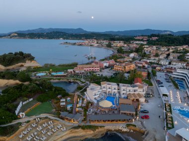 Sidari, Corfu Adası, Yunanistan, Kıyı Kayalıkları ve Yüzücülerle Yaz Seyahat ve Tatil Alanının İkonik Kanal d 'Amour Kaya oluşumları ve Turkuaz İyon Denizi Hava Aracı Görüntüsü