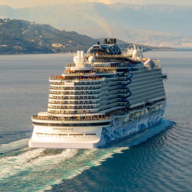 Norveç Viva yolcu gemisinin kıç tarafındaki, açık denizde seyreden, modern mimari, balkon ve su kaydıraklarının Korfu kıyılarına yakın çekim görüntüleri..