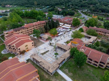Korfu Yunanistan 'da Açık Hava Restoranları ve Akşam Işıkları Aydınlatmalı Canlı Tatil Meydanı Hava Görüntüsü