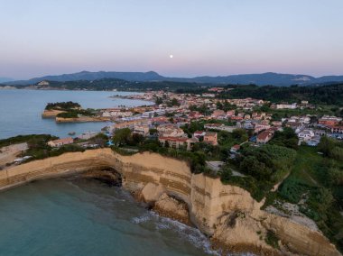 Korfu Adası 'ndaki Sidari Sahil Hattı ve Kalker Kayalıkları üzerinde Ay' ın Havadan Görünümü Yükseliyor