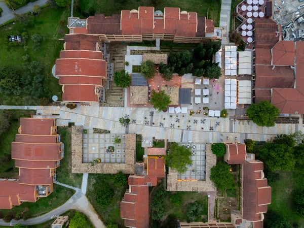 Korfu tatil beldesi Yunanistan 'da Geometrik Paving ve Açık Yemek Alanı ile Köy Meydanı Yukarıdan Aşağı Kuş Gözü Görünümü