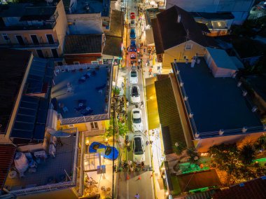 Korfu 'da Dar Aydınlatılmış Sokak Üst Tarzı Arabalar ve Turistlerle Dolu