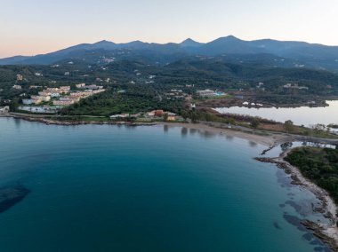 Agios Spiridon plajının eğimli kumlu körfezi ve kıyı manzarası Korfu Yunanistan