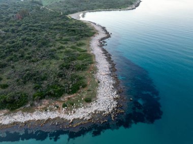 Agios Spiridon Kuzey Korfu Yunanistan 'daki engebeli kayalık kıyı şeridi ve turkuaz deniz manzarası