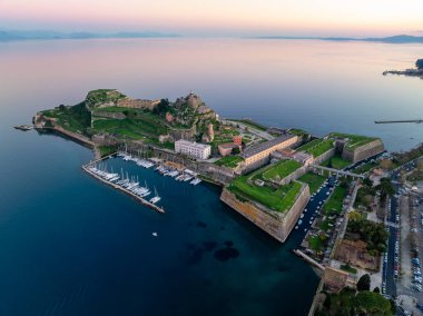Gündoğumunda Korfu 'daki Eski Kale' nin havadan görünüşü, Kerkyra, Yunanistan. Tarihsel Venedik kalesi, liman ve yatlarla hendek, İyon Denizi geçmişi. Meşhur şehir simgesi ve seyahat yeri.