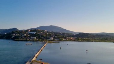 Göl manzarası ve uzak dağlar