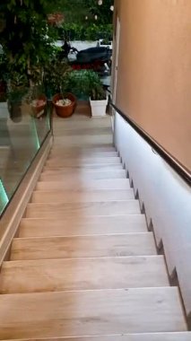 Merdivenler aşağı iniyor, bitkilerle birlikte.