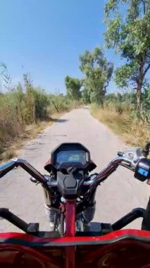 Kirli yolda motosiklet sürerken görüntüsü