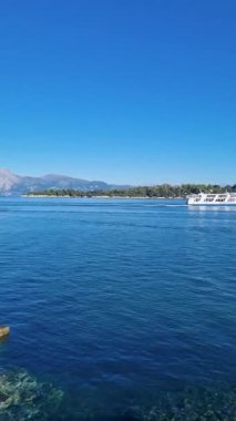 Tekne sakin mavi sularda yüzüyor.