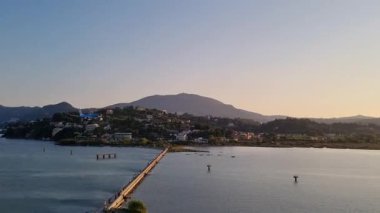 Dağların manzarası ve sakin su