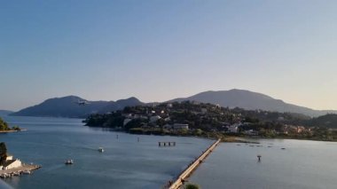 Dağların manzarası ve sakin su