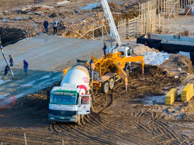 Beton karıştırıcısı ve işçileri olan inşaat alanı