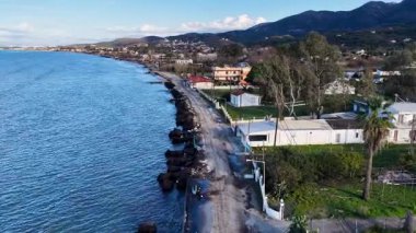 Sahil manzarası kıyı şeridi boyunca giden yolu gösteriyor