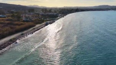 Sakin okyanus dalgalarının havadan görünüşü