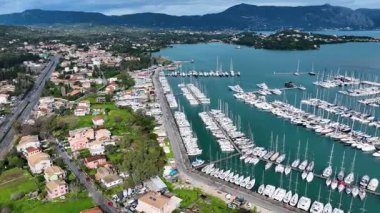 Zümrüt Sular, Korfu Adası, Yunanistan 'da Zümrüt Kent ve Dağları' nda Yüzlerce Bağlı Yat ve Yelkenliyle Gouvia Limanı 'nın Çarpıcı Hava Panoramik Manzarası