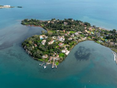 Korfu Yunanistan 'ın Gouvia Körfezi ve kıyı kasabasının panoramik manzarası, büyük marina kompleksi ve yeşil tepelerin mavi İyon Denizi, yaz tatili konseptiyle buluştuğunu gösteriyor