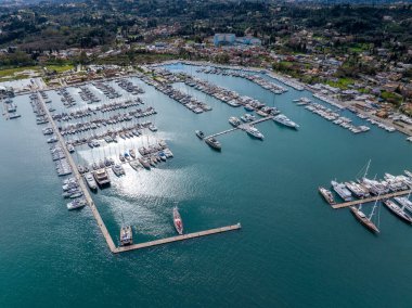 Yunanistan Korfu 'daki Gouvia Limanı' nın, turkuaz İyon Denizi limanı, kıyı kasabası, Akdeniz seyahatleri, yaz tatili deniz manzaralı havadan görüntüsü.