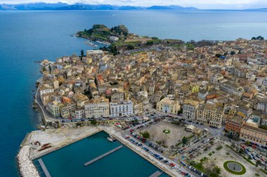 Renkli tarihi binalar, Spianada Meydanı ve Yunanistan 'ın Kerkyra kentindeki mavi denizin yer aldığı Korfu Eski Kenti ve Eski Kale Paleo Frourio' nun hava panoramik manzarası