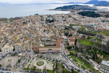 Yunanistan 'ın en büyük meydanı olan Spianada Meydanı' nın havadan insansız hava aracı görüntüsü, tarihi Venedik mimarisi ve Korfu şehir merkezindeki Eski Kale duvarlarıyla çevrili.
