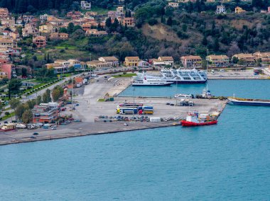 Feribot, Kamyon ve Sahil Altyapısı, Kerkyra Adası Taşımacılık Merkezi, Yunanistan Korfu 'daki Ticari Liman Görünümü