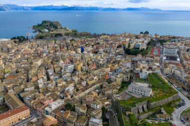 İyon Denizi ve Uzak Dağlar, Kerkyra Adası, Yunanistan, Yaz Günü ile Tarihi Korfu Eski Kasabası ve Eski Kale Yarımadasının Hava Panoramik Manzarası