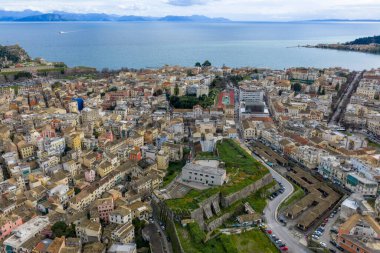Korfu Kasabası 'nın Eski Kale ve Mavi İyon Denizi, Kerkyra Adası, Yunanistan ve Akdeniz' e Doğru Yoğun Şehir Mimarisi