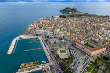 Yunanistan 'ın Kerkyra kentindeki bulutlu bir günde Eski Kale, ticari liman sahili Korfu Eski Kasabası' nın ergisel panoramik manzarası