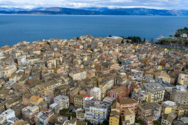 Yunanistan 'ın Kerkyra kentindeki tarihi Korfu Eski Kasabası' nın hava panoramik manzarasında renkli Venedik tarzı mimari, terracotta çatıları ve ikonik Aziz Spyridon Kilisesi kırmızı kulesi.