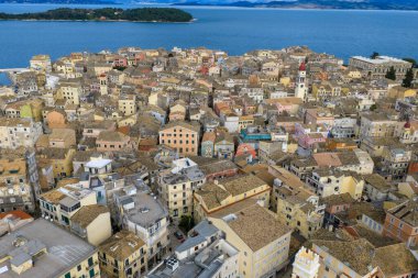 Korfu Eski Kasabası ve Vido Adası 'nın panoramik insansız hava aracı görüntüleri. Aziz Spyridon çan kulesi ve derin mavi İyon Denizi geçmişine sahip Kerkyra 'nın tarihi şehir manzarası