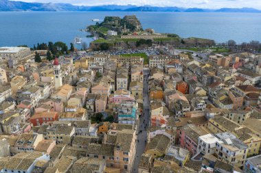 Yunanistan 'ın Kerkyra kentindeki tarihi Korfu Eski Kasabası' nın hava panoramik manzarasında renkli Venedik tarzı mimari, terracotta çatıları ve ikonik Aziz Spyridon Kilisesi kırmızı kulesi.
