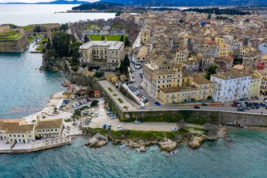 St. Michael Sarayı ve St. George Sarayı 'nın havadan görünüşü ve Yunanistan' ın Korfu Kasabası 'ndaki kıyı yolu. Tarihi Asya Sanatları Müzesi 'nin, Venedik şehir duvarlarının ve Kerkyra' daki İyon Denizi kıyılarının insansız hava aracı görüntüleri.