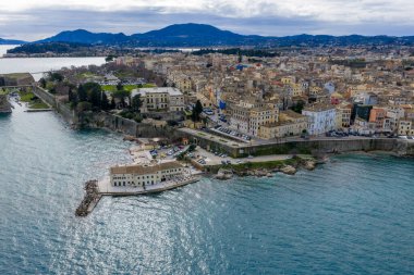 Yunanistan 'ın Korfu Kasabası' ndaki Faliraki kıyı bölgesi ve Eski Kale duvarlarının havadan panoramik görüntüsü. Mavi İyon Denizi ve şehir manzaralı deniz kenarı boyunca tarihi Venedik mimarisi